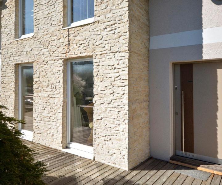 Faites appel à nous pour appliquer sur les murs extérieurs de l’enduit spécial donnant un aspect à effet pierre taillée.